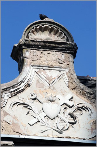 Simbol reda “Naše gospe” na zabatu iznad krovnog venca